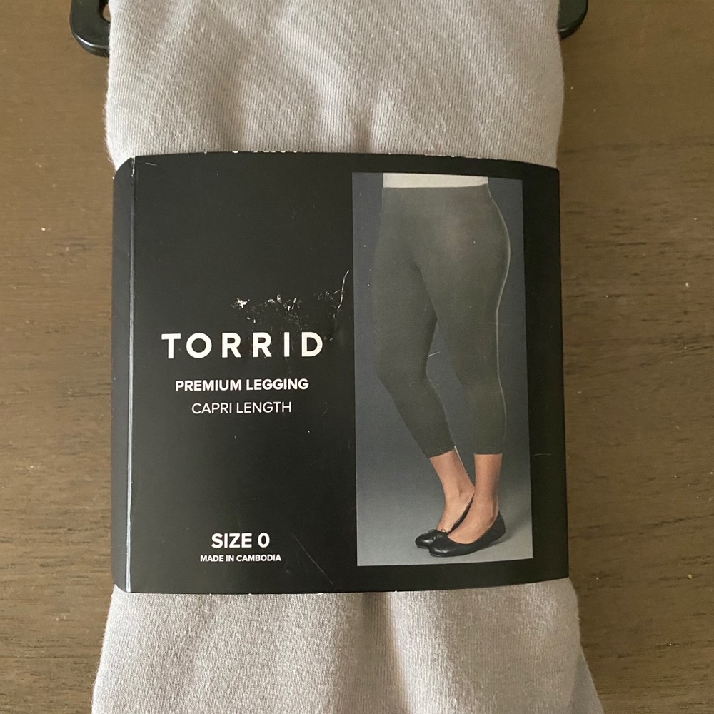 Torrid premium leggings Capri length Gray